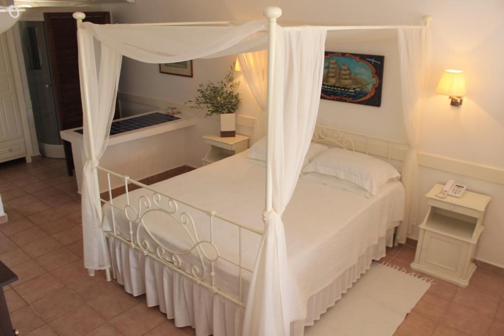 Postel nebo postele na pokoji v ubytování Porto Scoutari Romantic Hotel