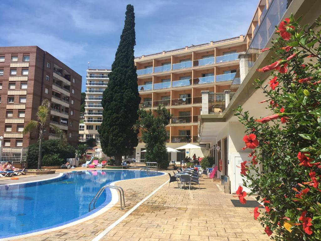 Bazén v ubytování Hotel Bon Repos nebo v jeho okolí