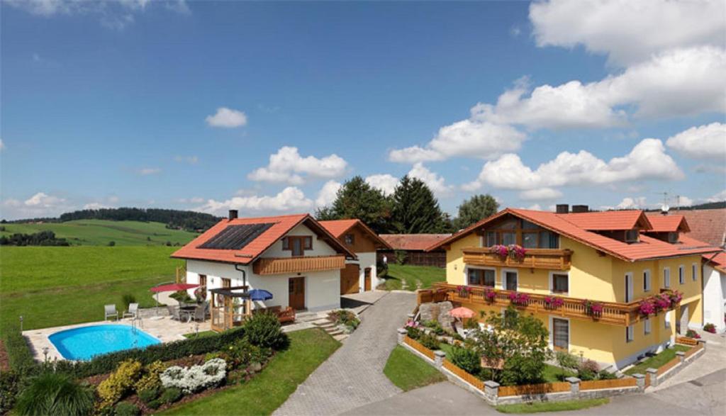 an aerial view of a house with a swimming pool at Ferienwohnung Tahedl in Wegscheid