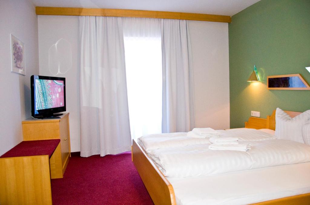 Rúm í herbergi á Hotel Alpenfriede
