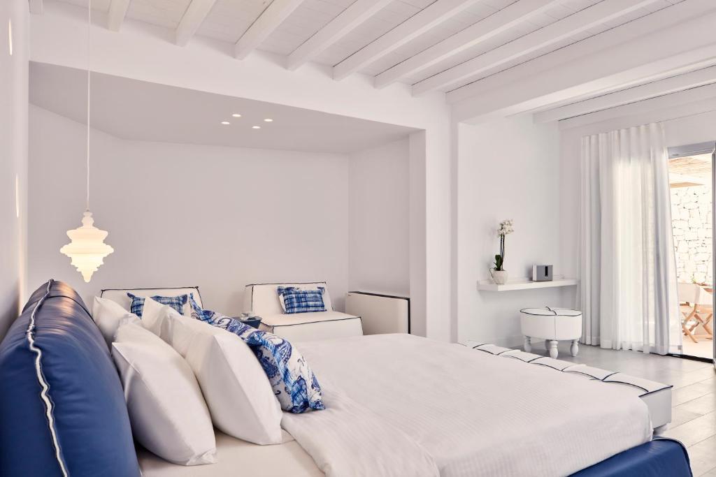 Posteľ alebo postele v izbe v ubytovaní Katikies Mykonos - The Leading Hotels of the World