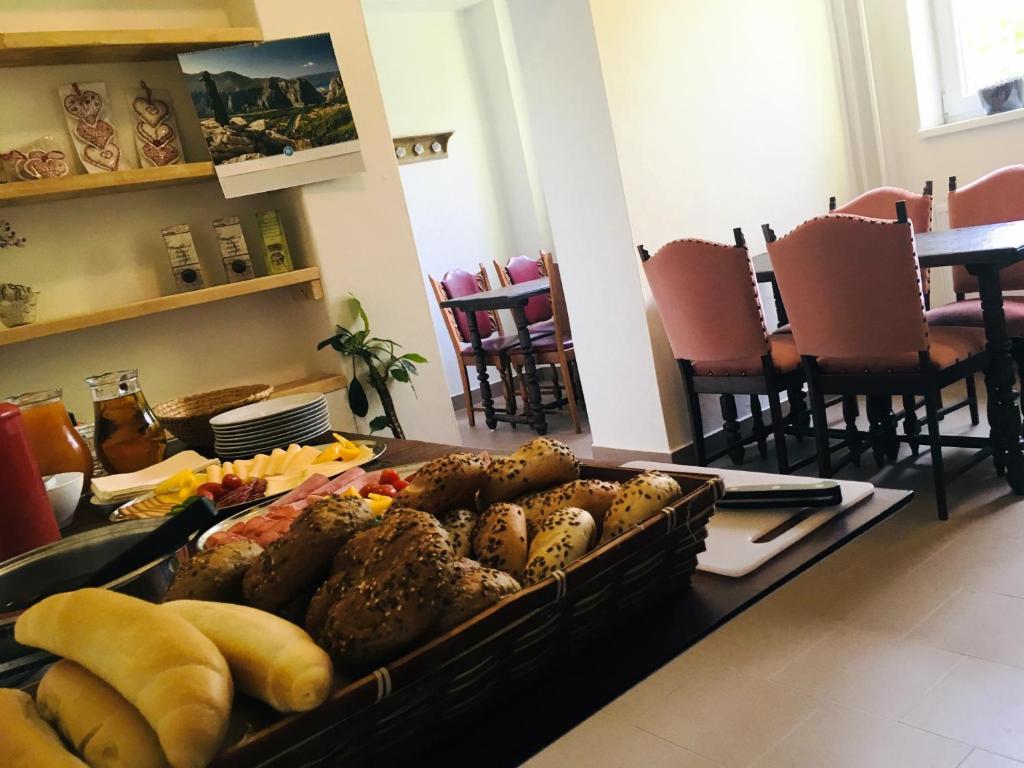 Jedzenie w pensjonacie lub w pobliżu