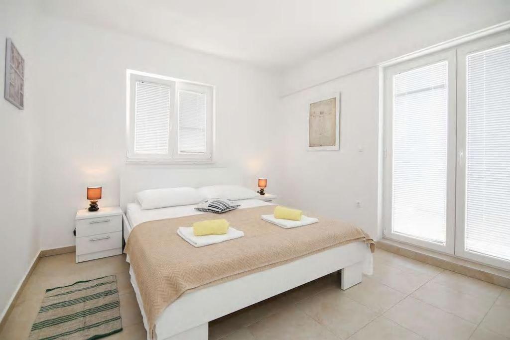 Postel nebo postele na pokoji v ubytování Mimice Bay Apartments