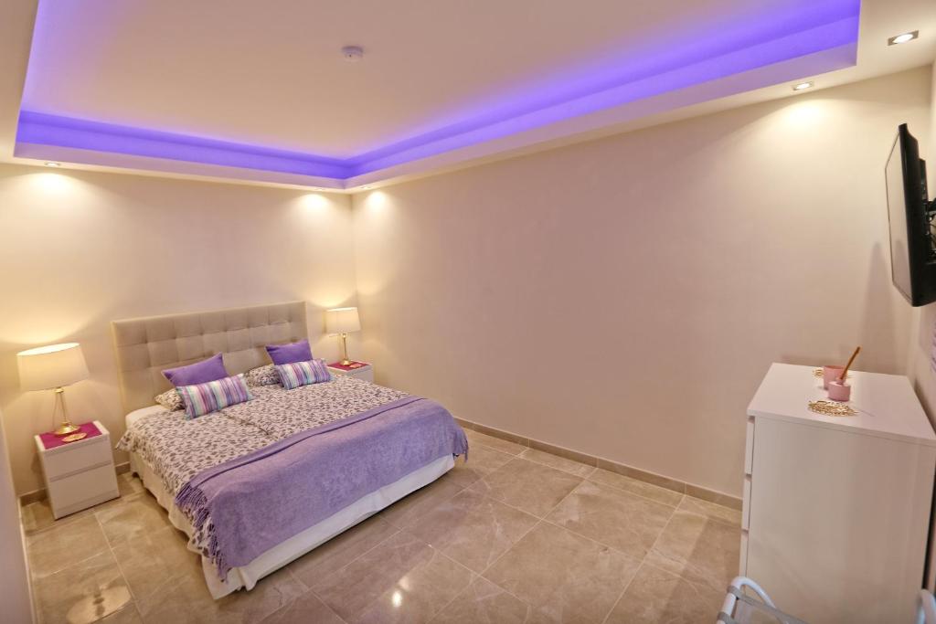 Posteľ alebo postele v izbe v ubytovaní Beachfront Luxury Residence, Playas del Duque, Puerto Banús, Marbella