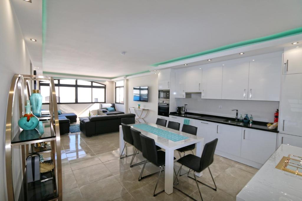 Kuchyňa alebo kuchynka v ubytovaní Beachfront Luxury Residence, Playas del Duque, Puerto Banús, Marbella