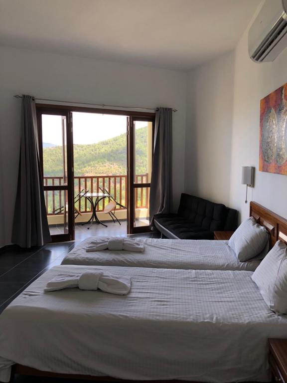 Giường trong phòng chung tại Demetriou Paradisos Hills Hotel