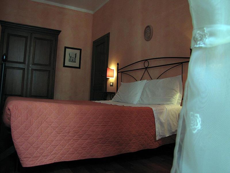 A bed or beds in a room at La Luna nel Borgo