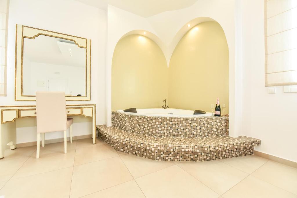 Queen Boutique Suites - 4