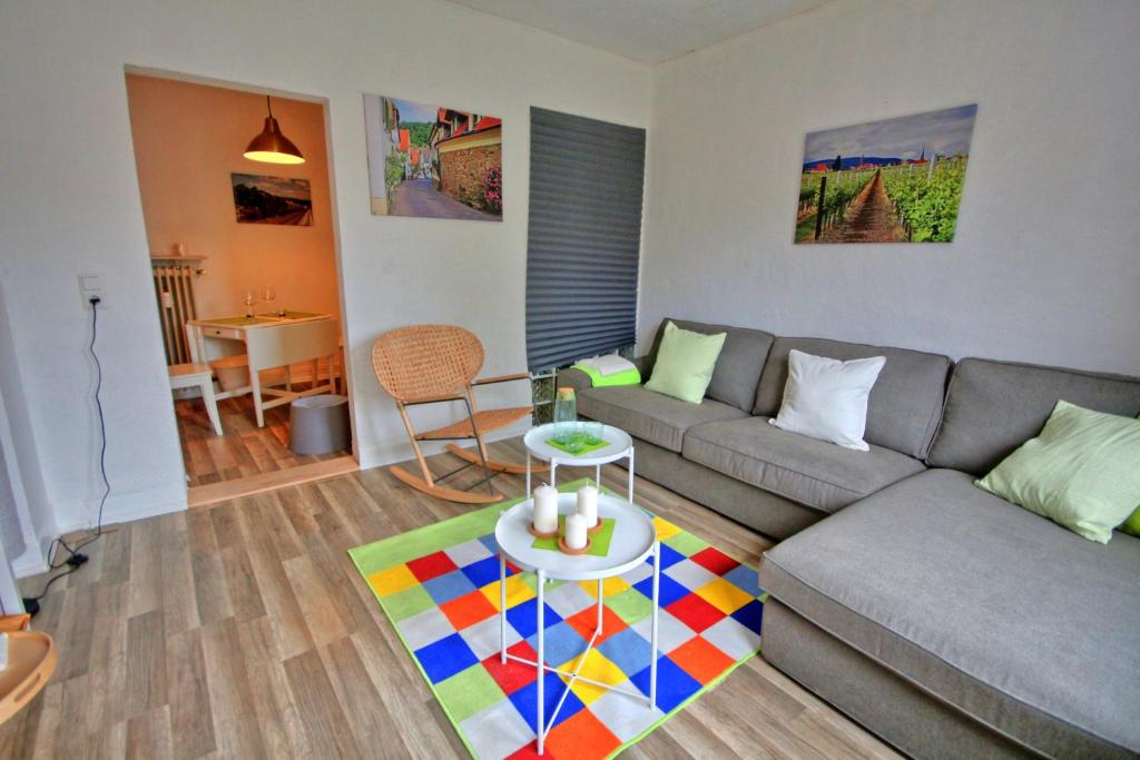 ein Wohnzimmer mit einem Sofa und einem Tisch in der Unterkunft Ferienwohnung Eulenhof in Neustadt an der Weinstraße