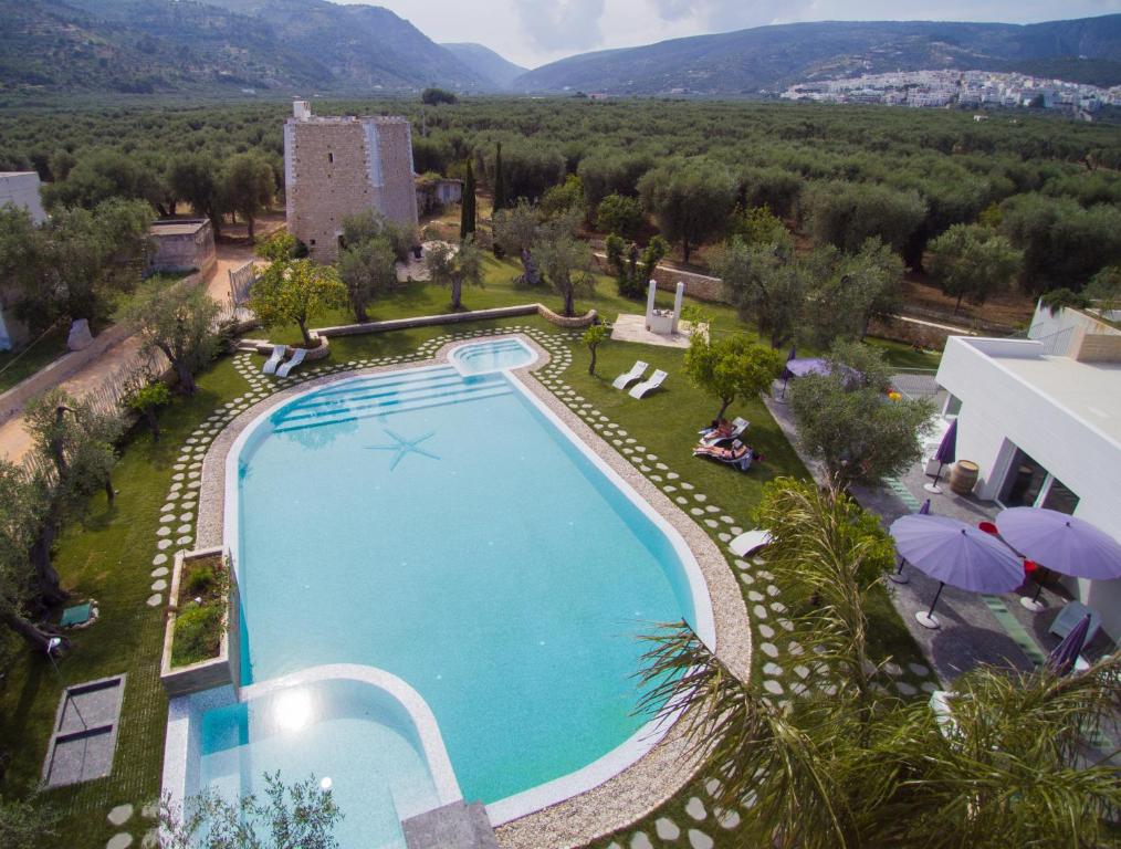 una vista aérea de una piscina en un complejo en Hotel Torre Santamaria Resort, en Mattinata