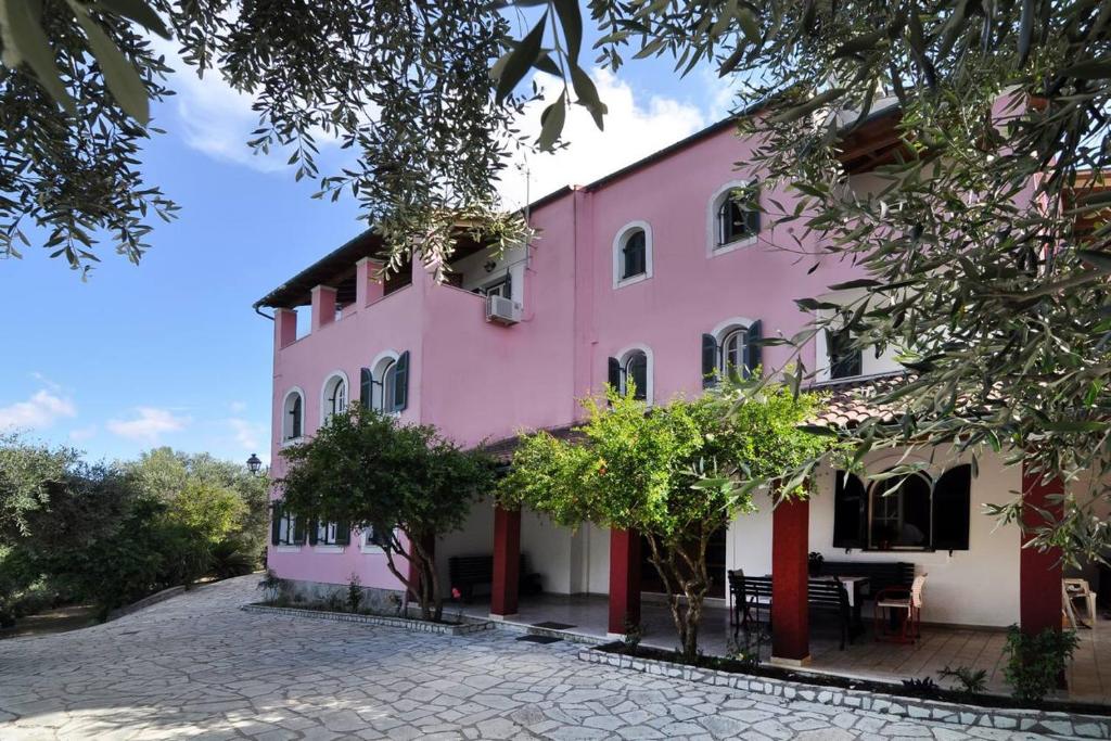 PouládesにあるOlive Trees Villaの石畳の道を正面に見えるピンクの建物