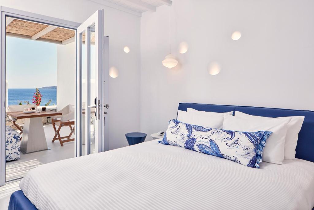 Posteľ alebo postele v izbe v ubytovaní Katikies Mykonos - The Leading Hotels of the World
