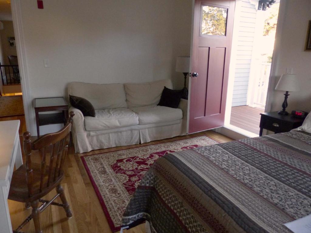Davis Square Inn - Quadruple Room With Balcony