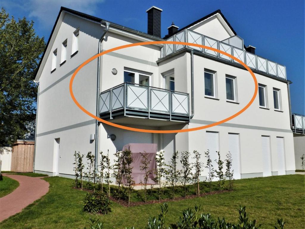 ツィノヴィッツにあるFerienwohnung Glienbergwegの周囲にオレンジ色の円を描いた家