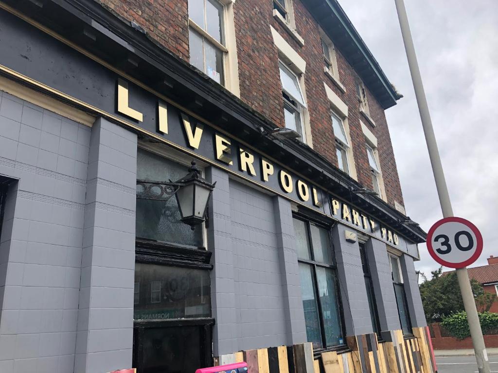 リバプールにあるLiverpool Party Padの建物脇の看板