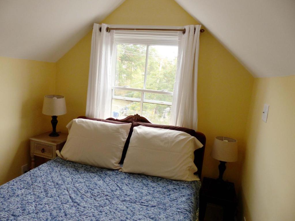 Davis Square Inn - Double Room With Shared Bathroom
