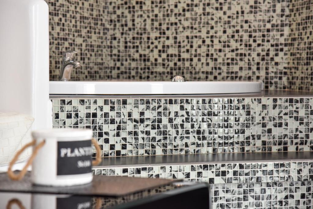 Queen Boutique Suites - 14