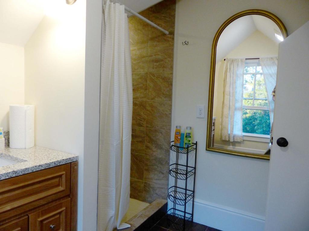Davis Square Inn - Single Room With Shared Bathroom