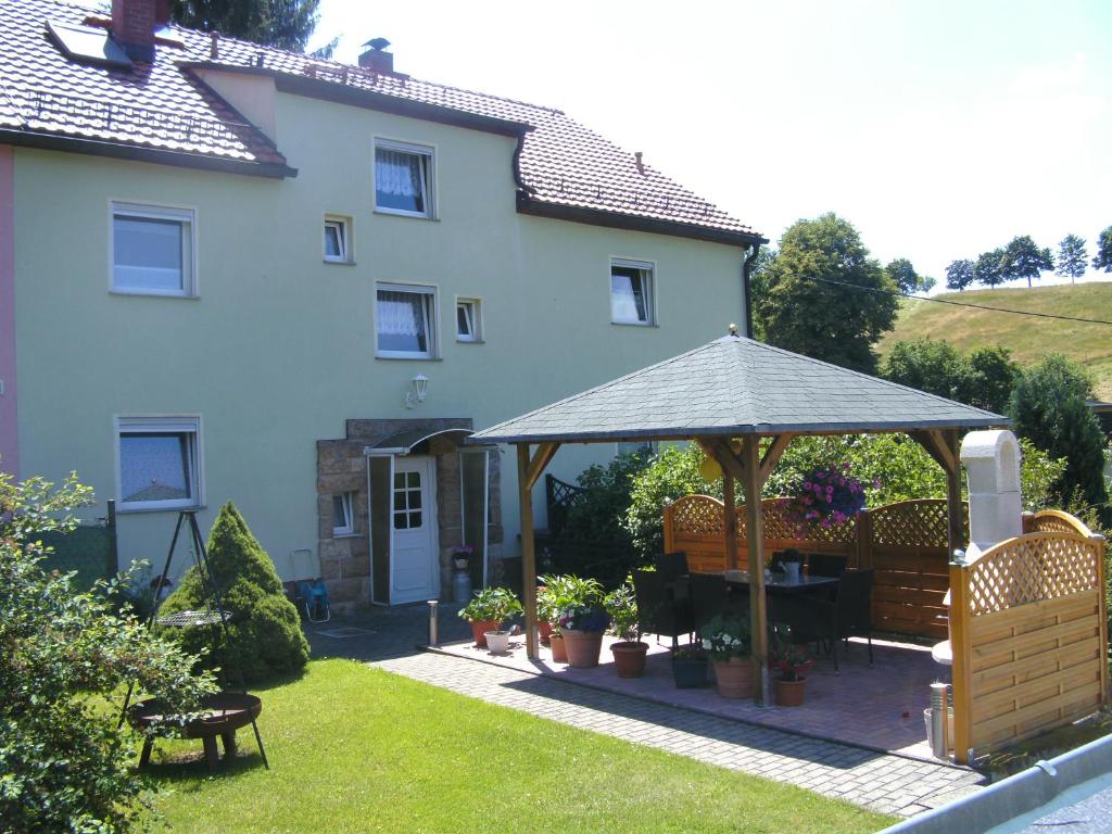 a gazebo in the yard of a house at Ferienwohnung Familie Arlt in Königstein an der Elbe