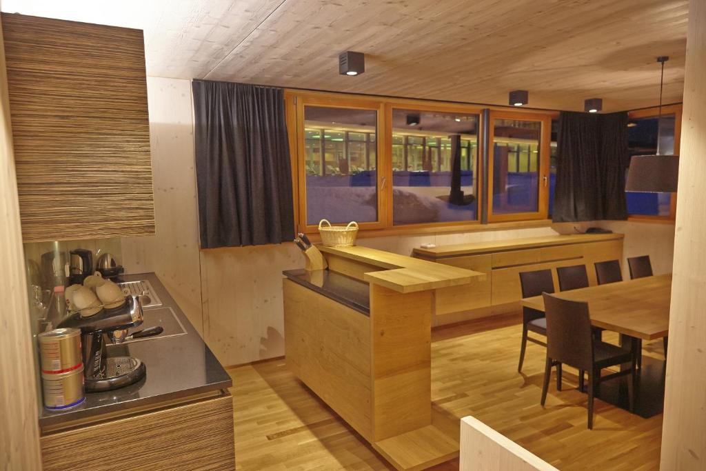 Kuchyň nebo kuchyňský kout v ubytování Gradonna Mountain Resort Chalets & Hotel