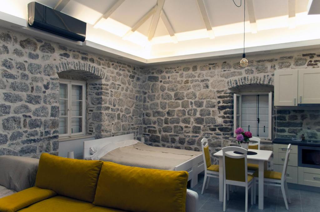 Sunny Port Apartment & Rooms - Housity