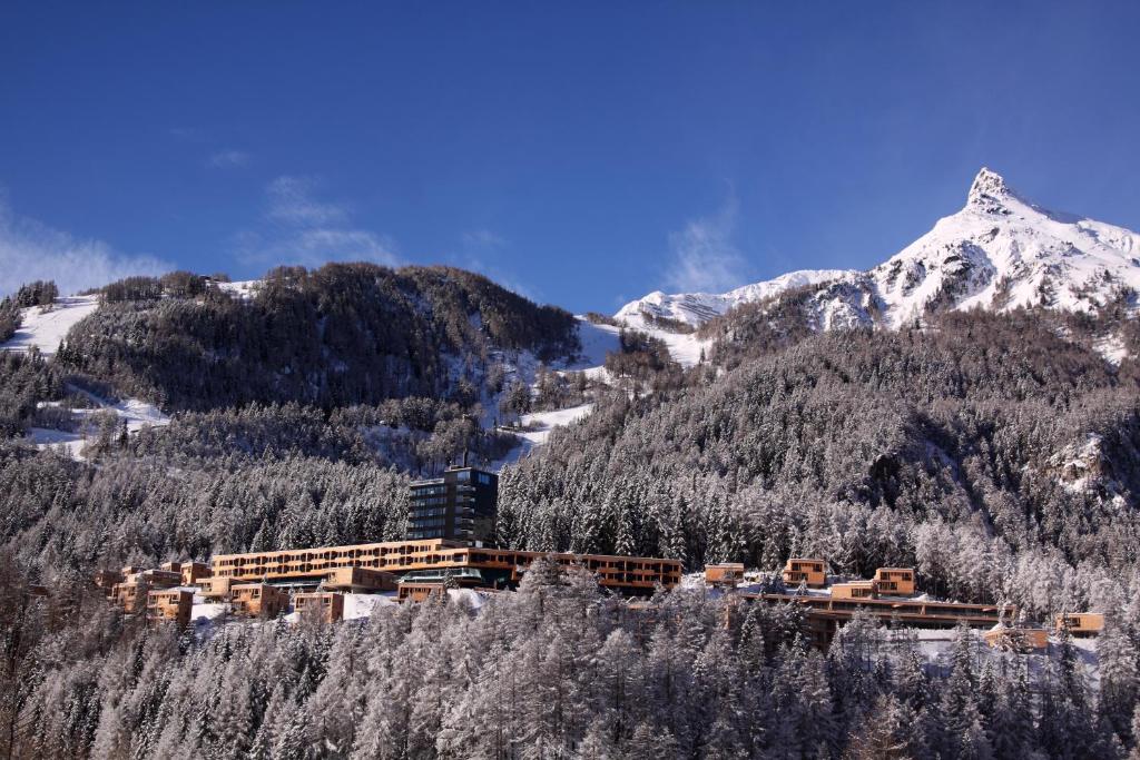 Nespecifikovaný výhled na hory nebo výhled na hory při pohledu z hotelu