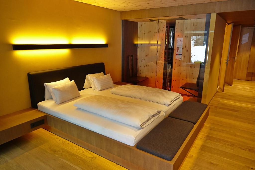 Postel nebo postele na pokoji v ubytování Gradonna Mountain Resort Chalets & Hotel