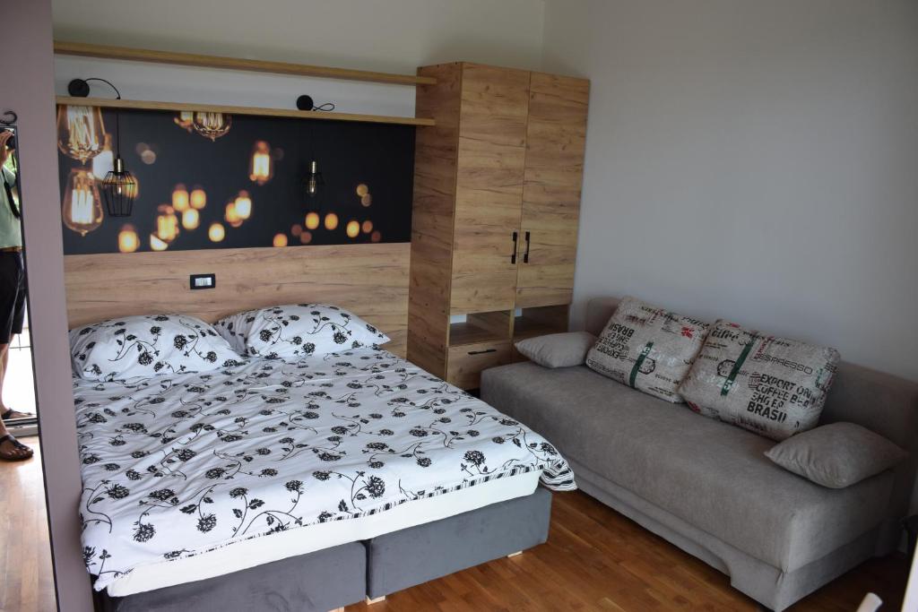 - une chambre avec un lit et un canapé dans l'établissement Restaurant Bric Dekani, à Dekani