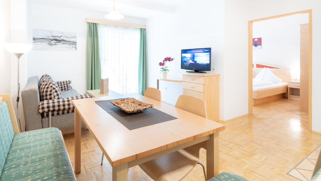 Apartments Kristan - 两居室公寓，阳台或露台