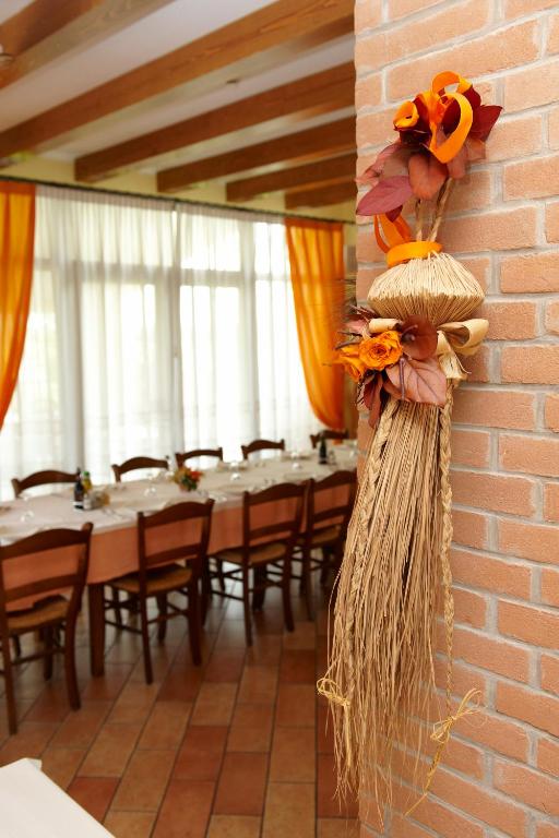 A restaurant or other place to eat at Agriturismo il Cascinale