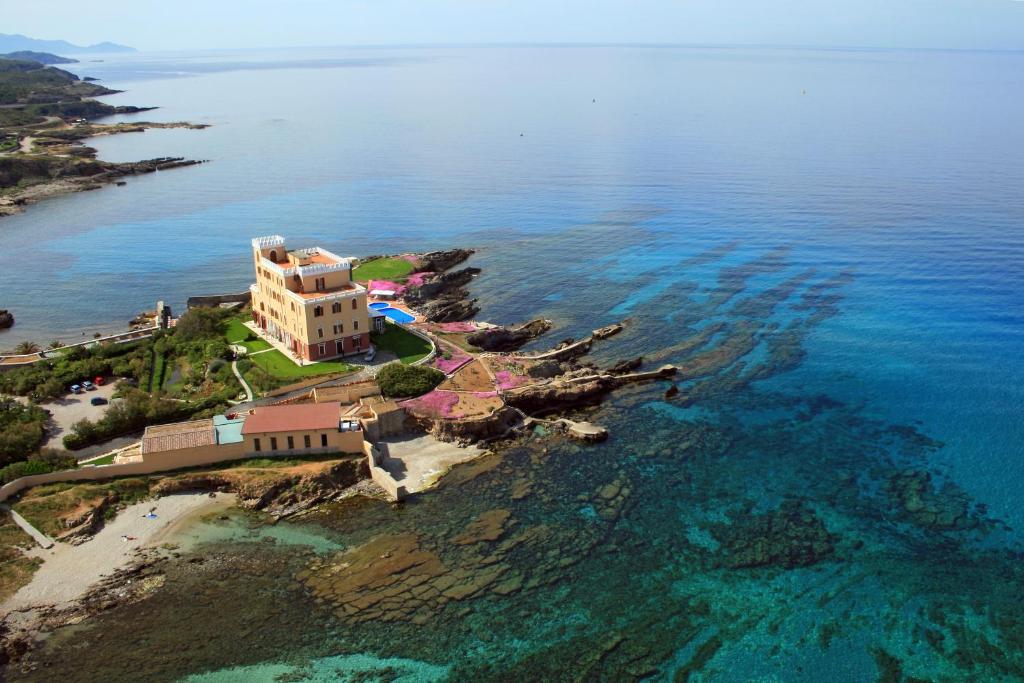 una vista aérea de un complejo en una isla del océano en Villa Las Tronas Hotel & SPA en Alghero