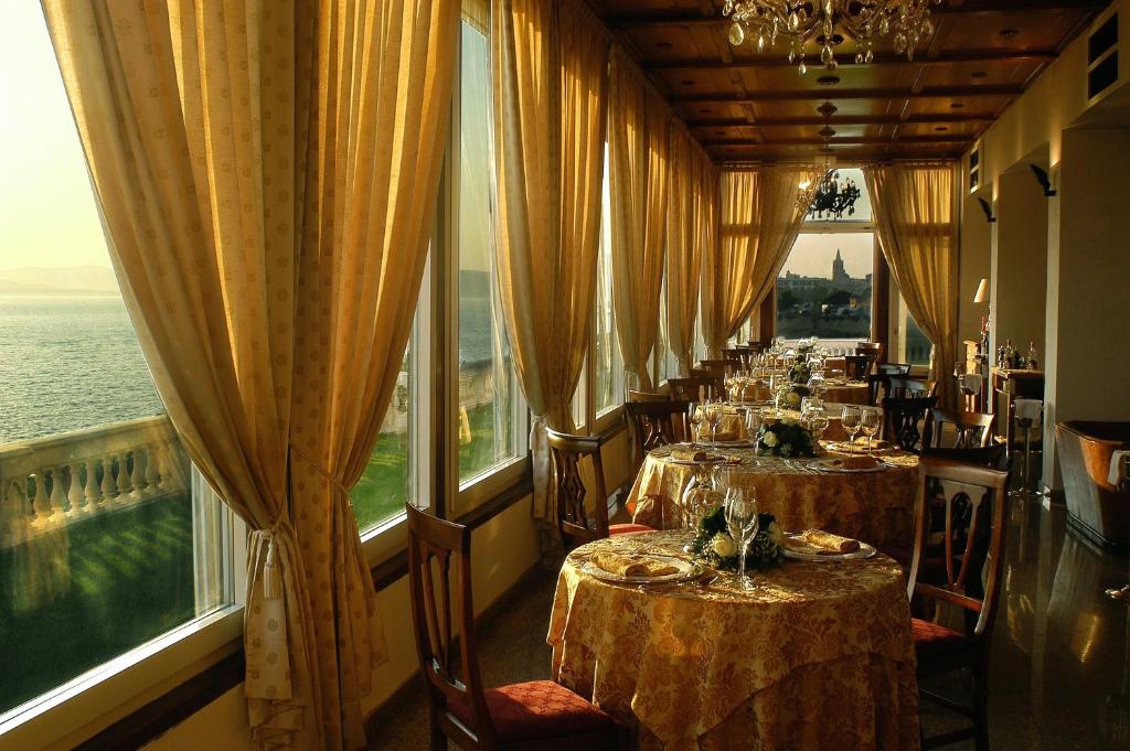 Restaurace v ubytování Villa Las Tronas Hotel & SPA