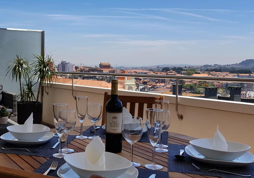 - une table avec une bouteille de vin et des verres sur un balcon dans l'établissement Min Porto Inn, à Porto