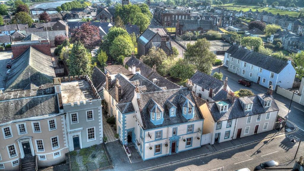 una vista aérea de una ciudad con casas blancas en Selkirk Arms Hotel, en Kirkcudbright