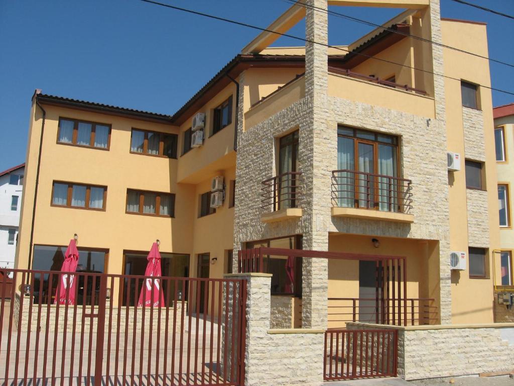 a house with a fence in front of it at Vila Gente in Mamaia Nord