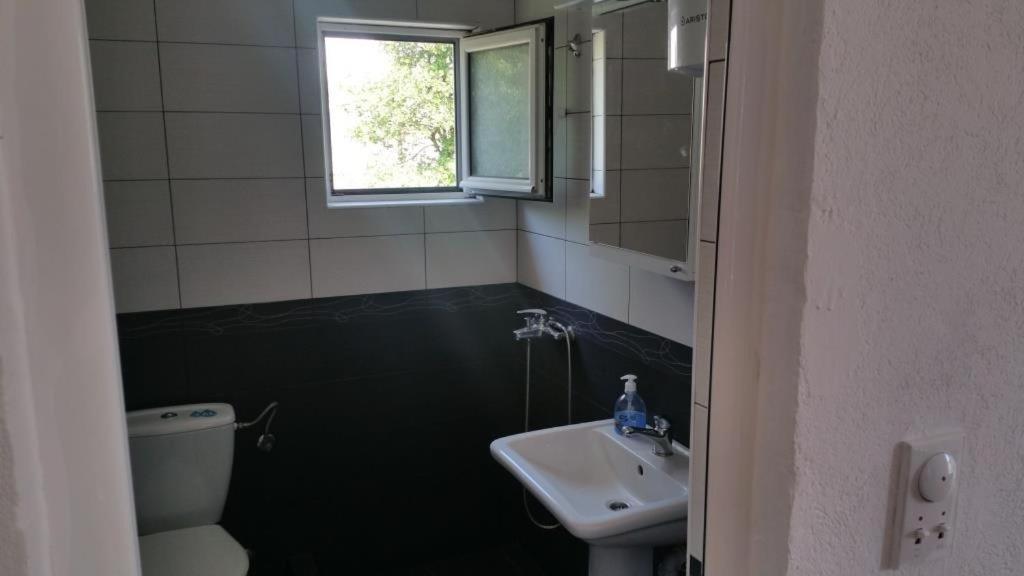 La salle de bains est pourvue d'un lavabo, de toilettes et d'une fenêtre. dans l'établissement Diamond by EXCLUSIVE Collection Sea view apartments, à Dobra Voda