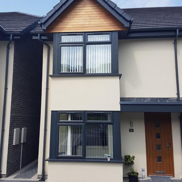 Bright modern house beside Snowdonia, Llanfairfechan (updated prices 2024)