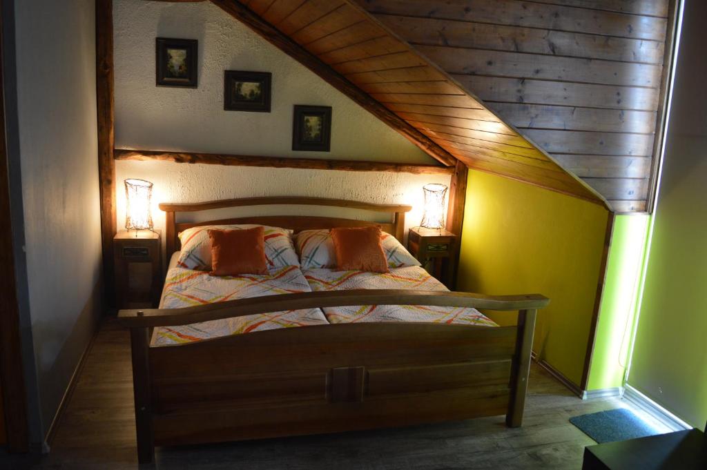 เตียงในห้องที่ Guest House Haklův Mlýn