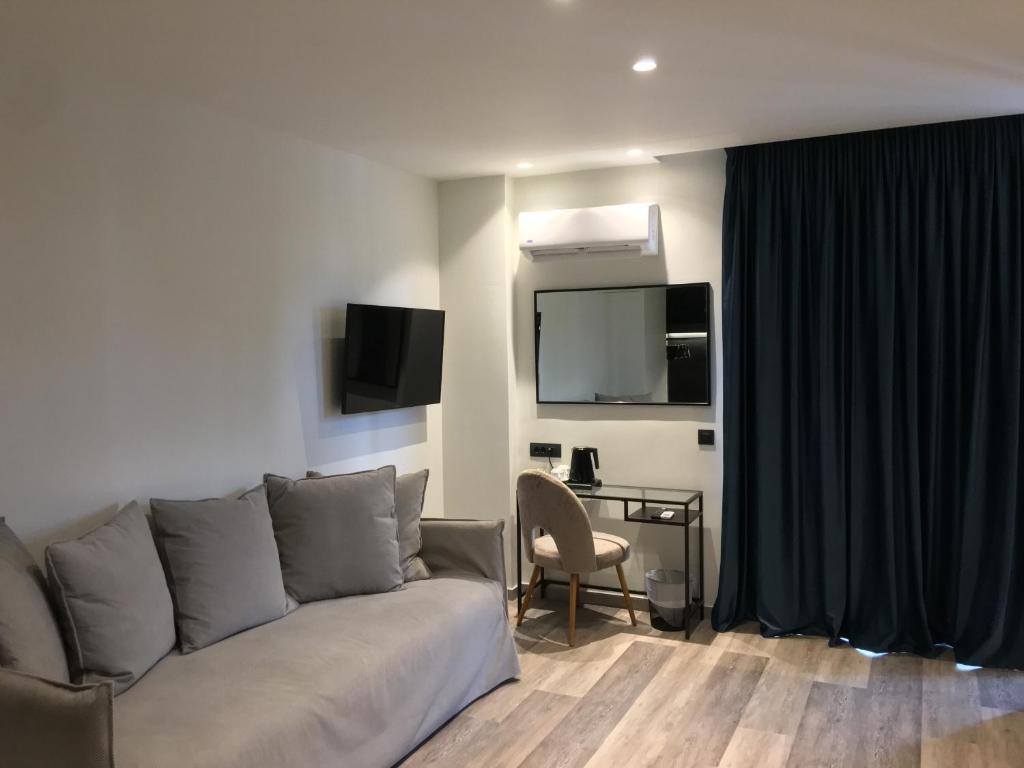 TV a/nebo společenská místnost v ubytování Athens coast hotel