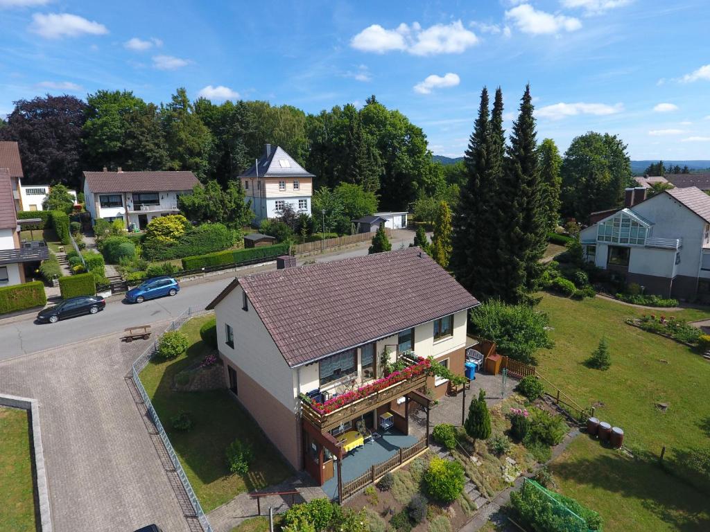 eine Luftansicht eines Hauses in der Unterkunft Ferienwohnung Traumblick in Bad Sachsa