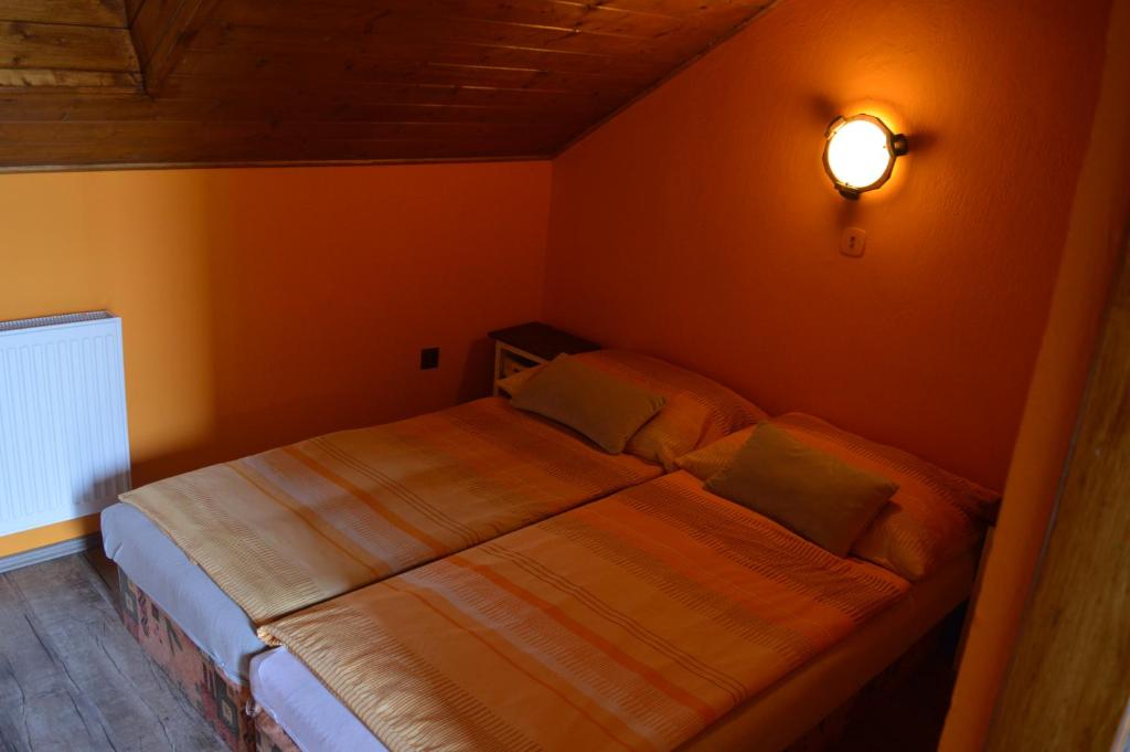Postel nebo postele na pokoji v ubytování Guest House Haklův Mlýn