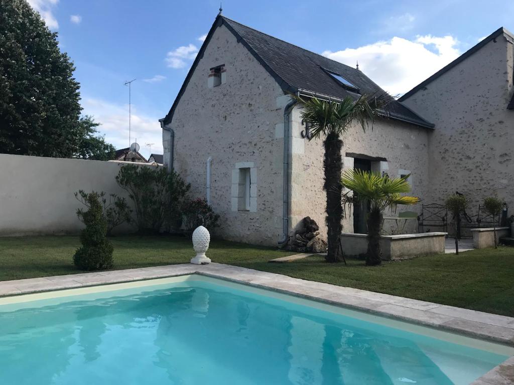 una casa con piscina di fronte a una casa di Appart´choisille a La Membrolle-sur-Choisille