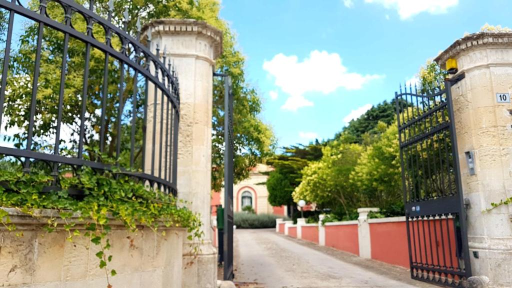 una puerta a una casa con entrada en Villa Maggiulli Alfieri - Dimora Storica, en Lecce