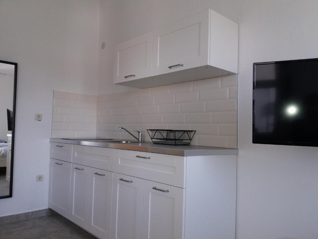 Virtuvė arba virtuvėlė apgyvendinimo įstaigoje Apartments Jure