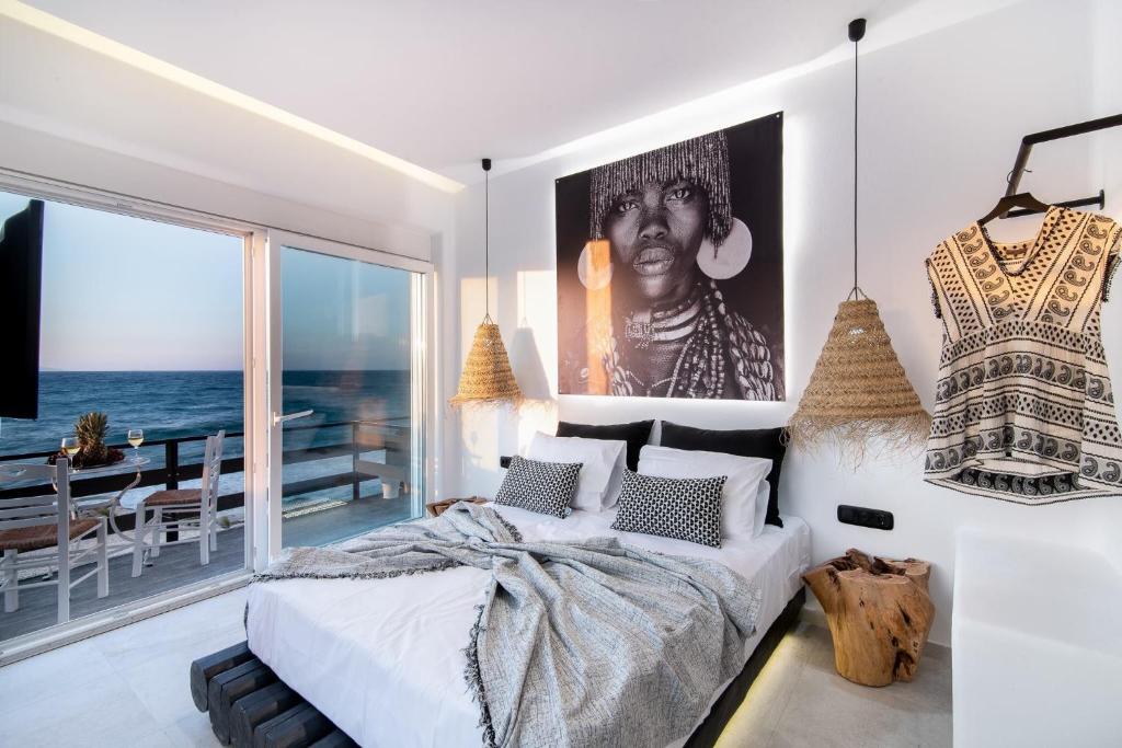 Postel nebo postele na pokoji v ubytování Portara Seaside Luxury Suites
