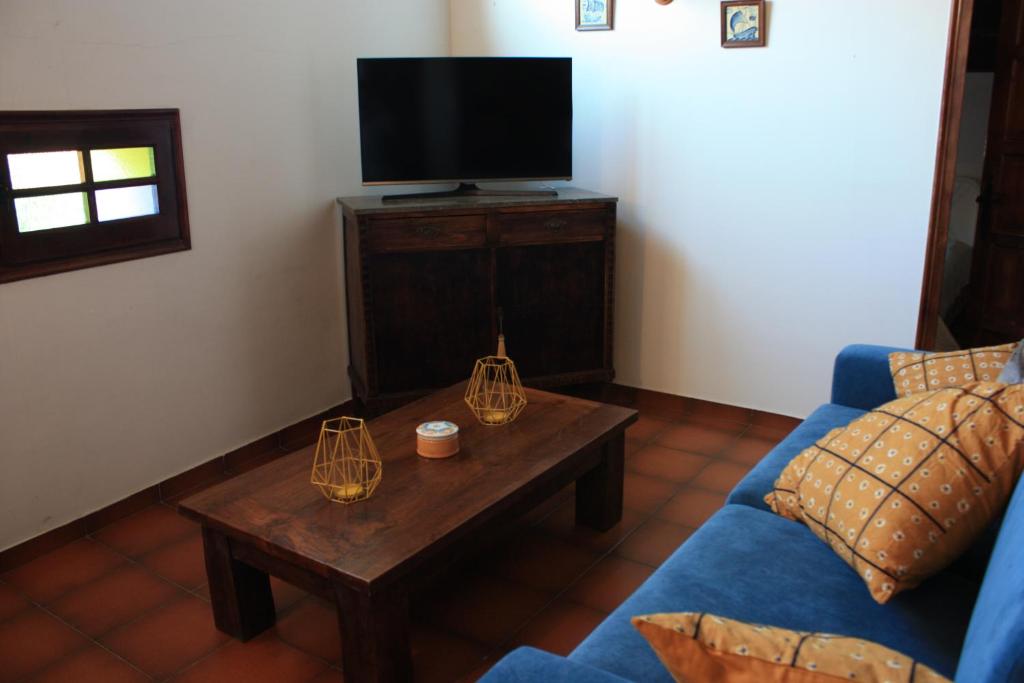 A television and/or entertainment centre at Apartament Cal Negre