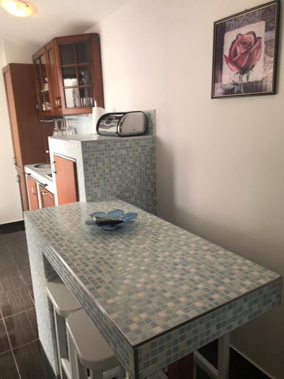Kuchyň nebo kuchyňský kout v ubytování Sara Apartments Baska Voda