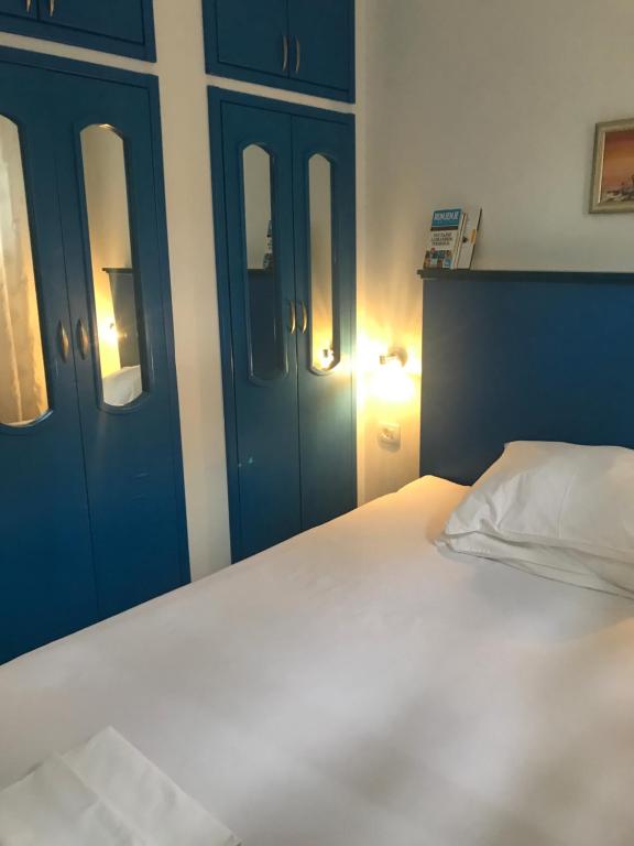 Postel nebo postele na pokoji v ubytování Sara Apartments Baska Voda