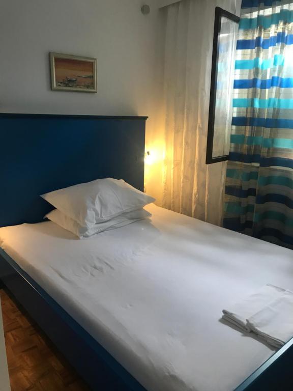 Postel nebo postele na pokoji v ubytování Sara Apartments Baska Voda