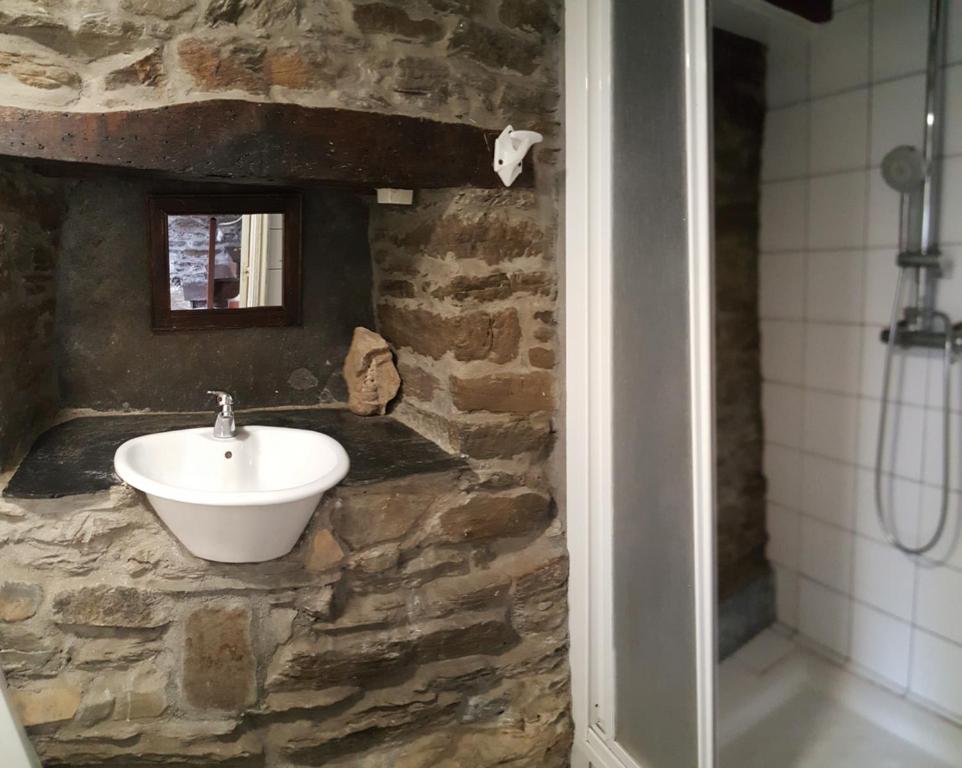 Koupelna v ubytování Pensión Albergue A Pedra